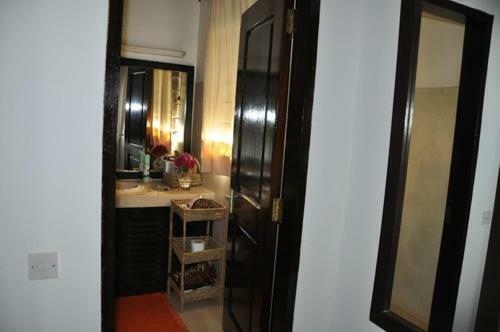 Bed & Breakfast Luna House Moyo Wa Dunia Ltd