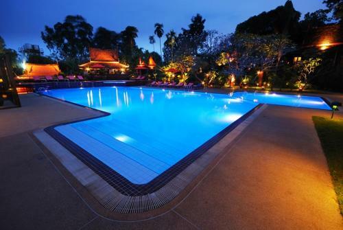 Hotel Sugar Hut Resort & Restaurant