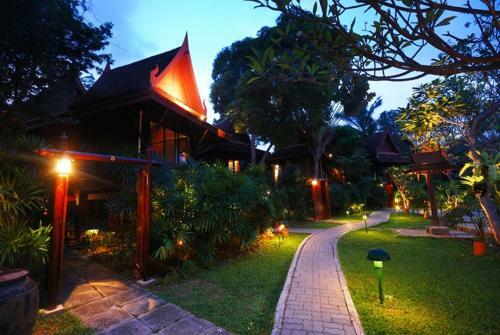 Hotel Sugar Hut Resort & Restaurant