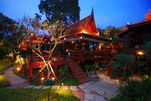 Hotel Sugar Hut Resort & Restaurant