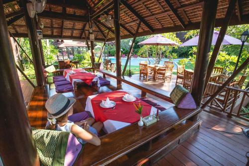 Hotel Sugar Hut Resort & Restaurant