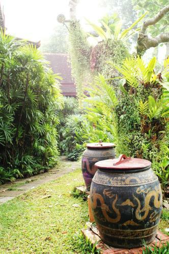 Hotel Sugar Hut Resort & Restaurant