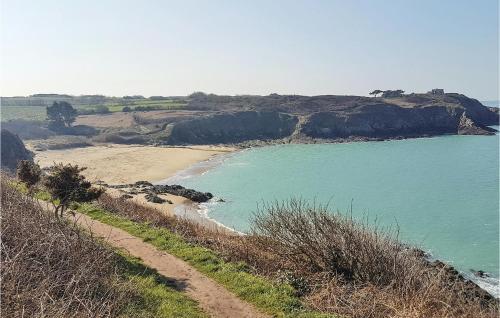 Holiday Home Cancale Rue Des Rosiers
