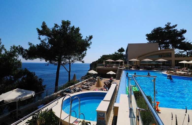 Akrotiri Hotel