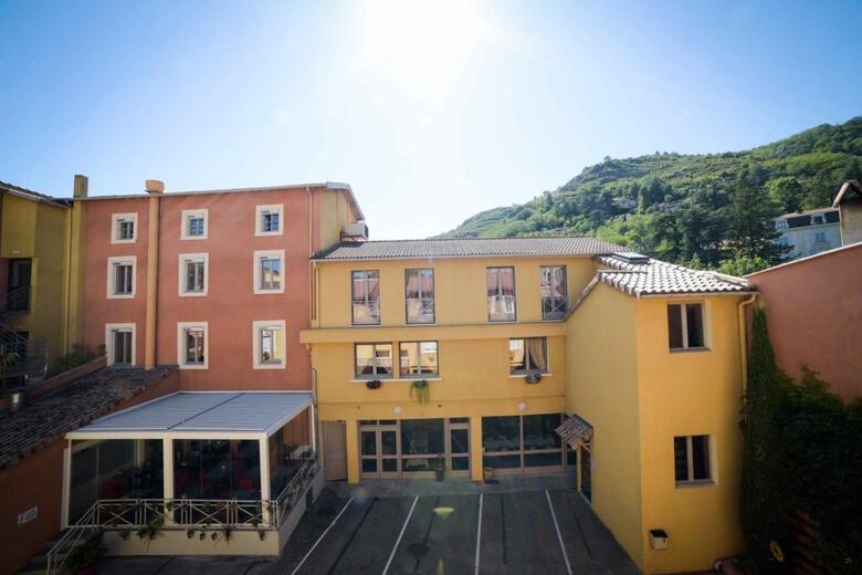 Hotel Azal�es