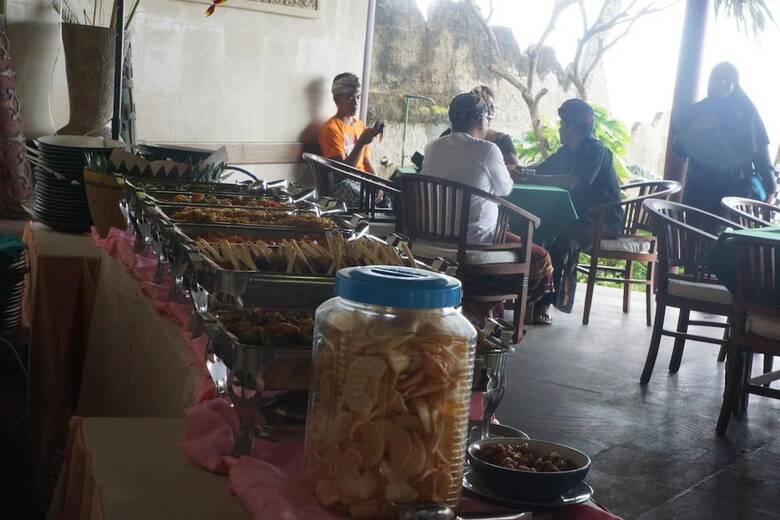 Hostal Puri Pandan Restaurant And Bungalow