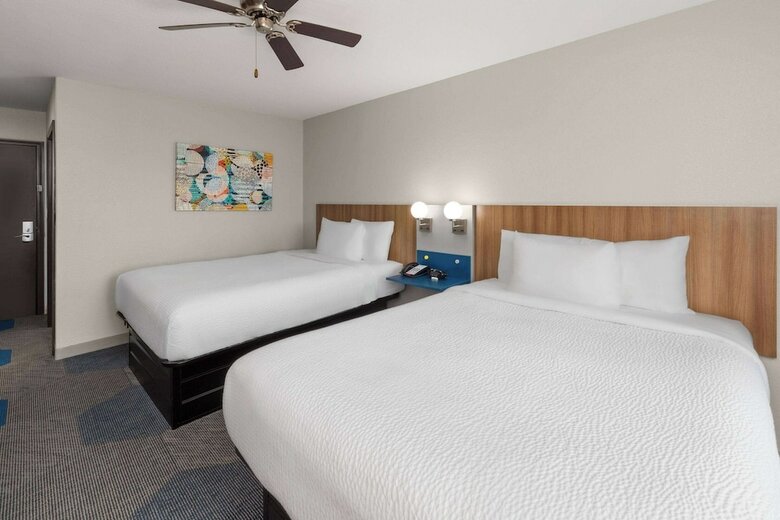 Hotel Microtel Inn & Suites By Wyndham Buda