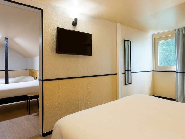 Kyriad Villeneuve La Garenne Hotel