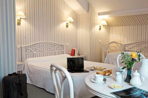 Hotel Logis H�tel Du Pont Neuf