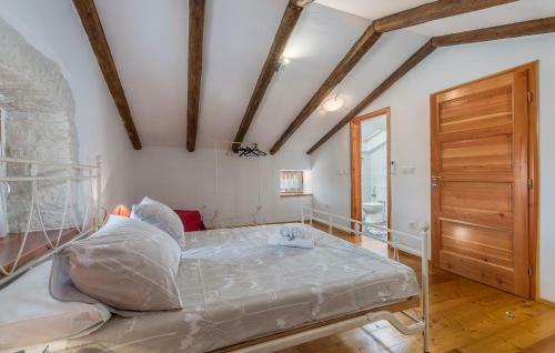 Hostal Holiday Home Peresiji 81