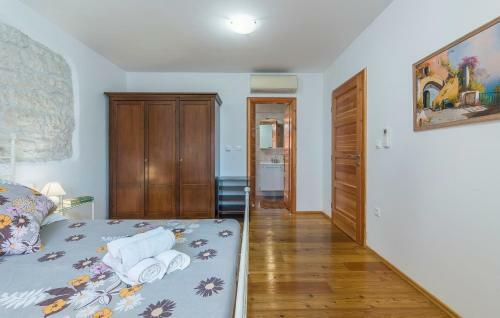 Hostal Holiday Home Peresiji 81