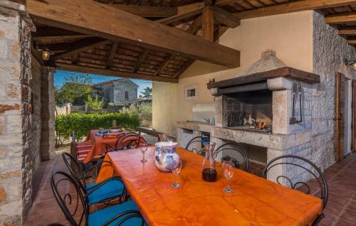 Hostal Holiday Home Peresiji 81