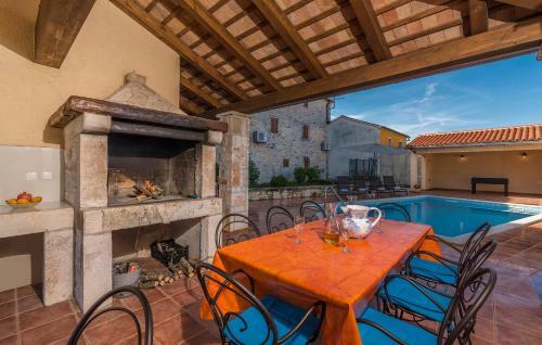 Hostal Holiday Home Peresiji 81