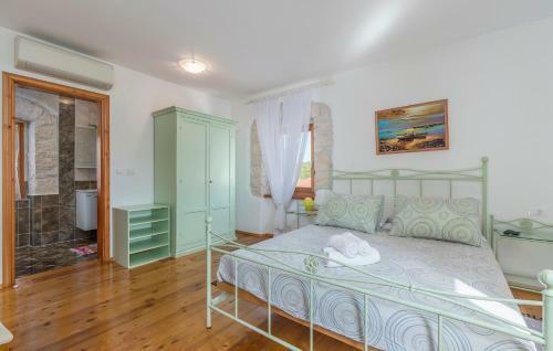 Hostal Holiday Home Peresiji 81