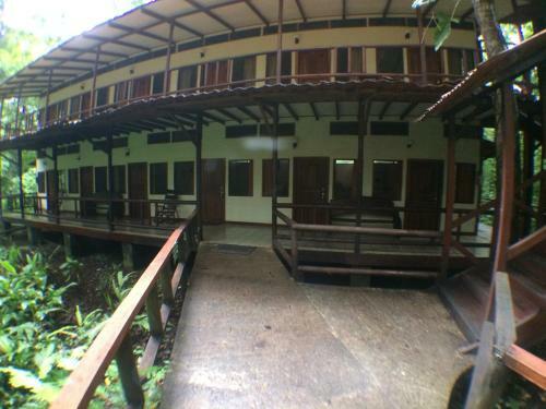 Hotel Cabinas Rana Roja