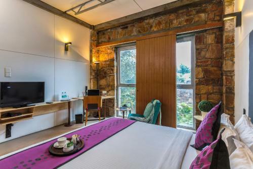 Mana Hotels