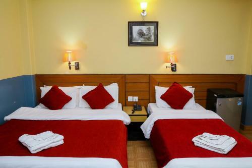 Hotel Silver Oaks Inn