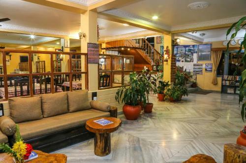 Hotel Silver Oaks Inn