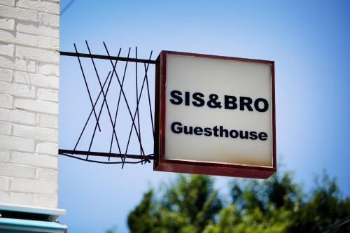 Hostal Sis N Bro Guesthouse