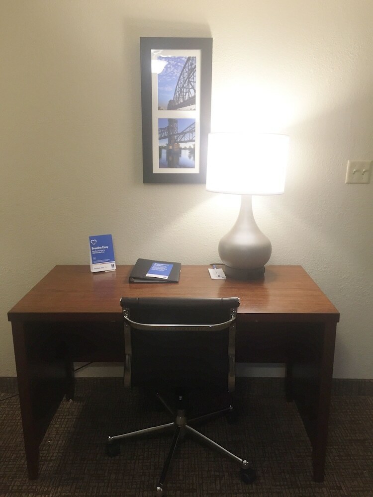 Hotel Comfort Inn And Suites - Airport