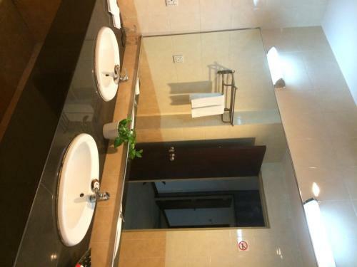 Carlton Holiday Hotel & Suites