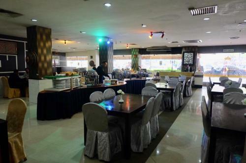 Carlton Holiday Hotel & Suites