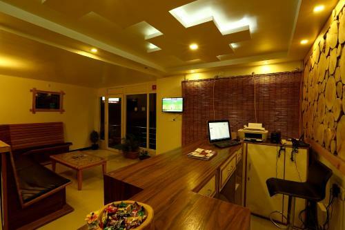 Hotel Alwoodland Residency