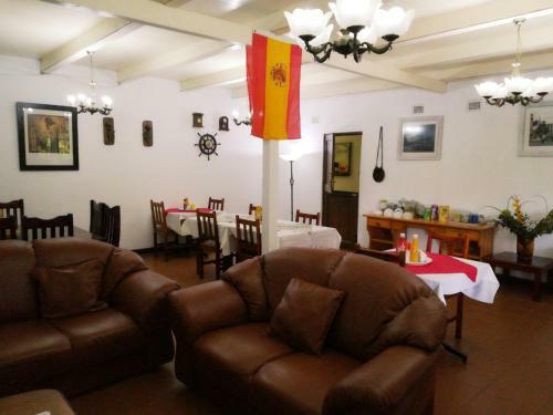 Hostal La Familia Guest House