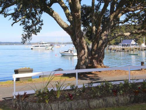 Hananui Lodge And Apartments