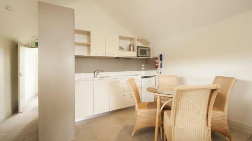 Hananui Lodge And Apartments