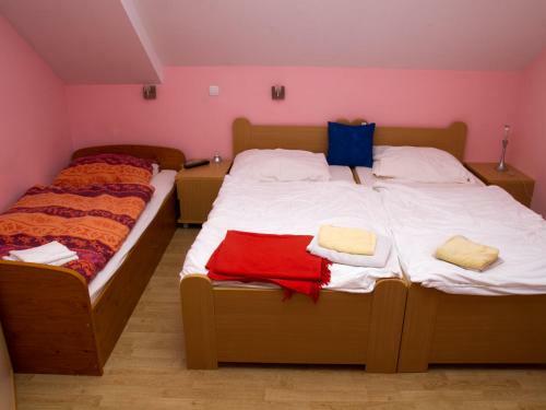 Hostal Guest House Pri Treh Lipah