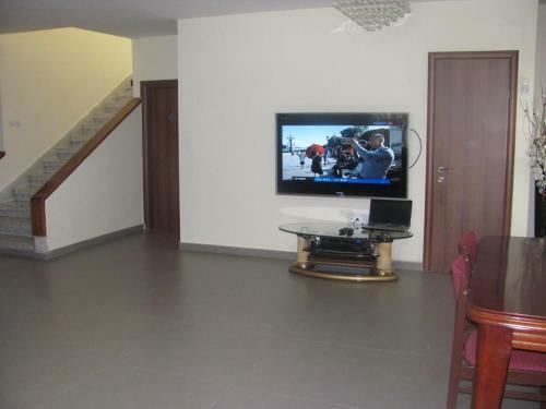 Two Bedroom Apartment With Patio And Pool