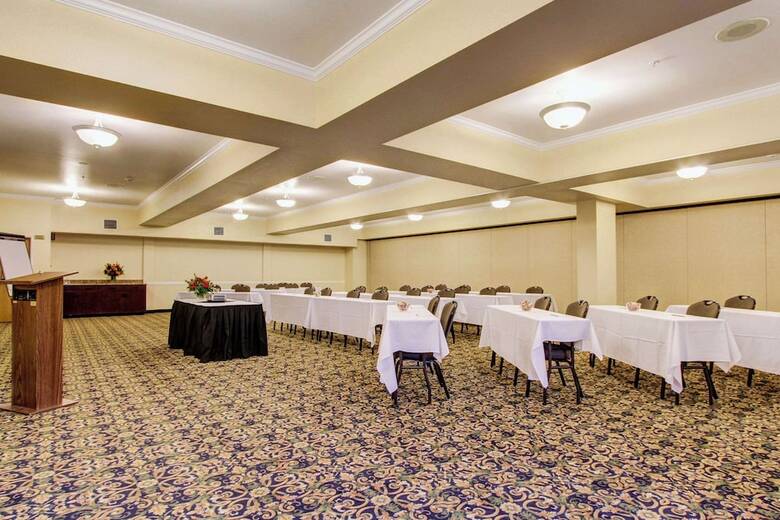 Hotel Clarion Suites Downtown Anchorage