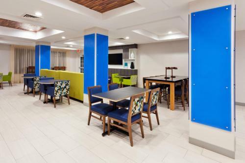 Holiday Inn Express Hotel & Suites Dothan North