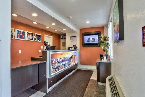 Motel 6 Flagstaff East - Lucky Lane