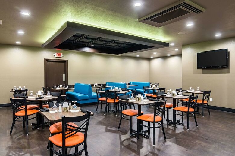Hotel Clarion Inn & Suites