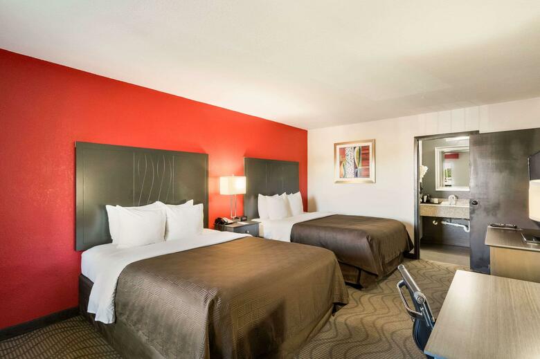 Hotel Clarion Inn & Suites