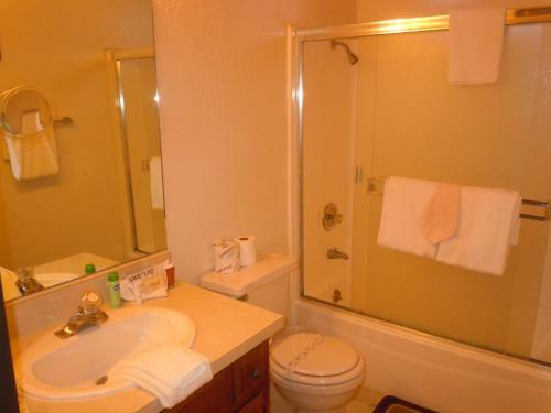 Two-bedroom Plus Den Deluxe Unit #120 By Escape For All Seasons