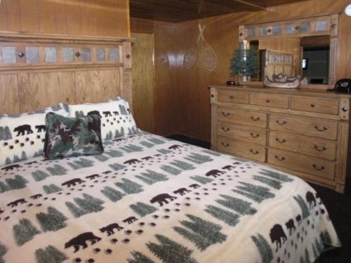 Goldmine Lodge & Black Bear Cottages