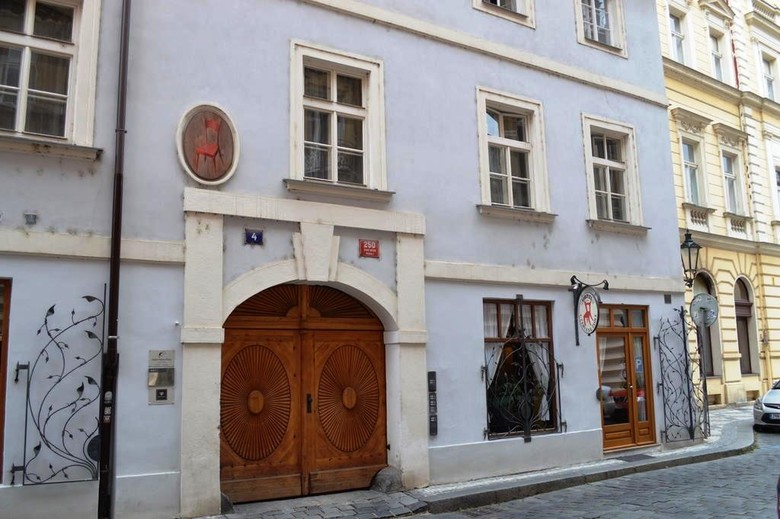 U Cervene Zidle - Red Chair Hotel