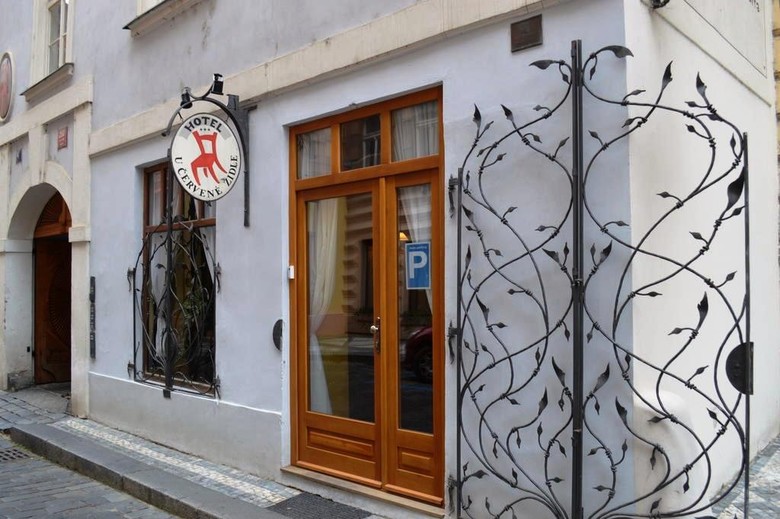 U Cervene Zidle - Red Chair Hotel