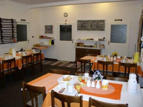 Hostal Church Pension Praha - Husuv Dum