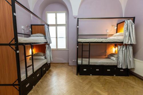Sg1 Hostel