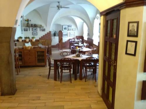 Hostal Penzion A Restaurace Modr� R??e T�bor