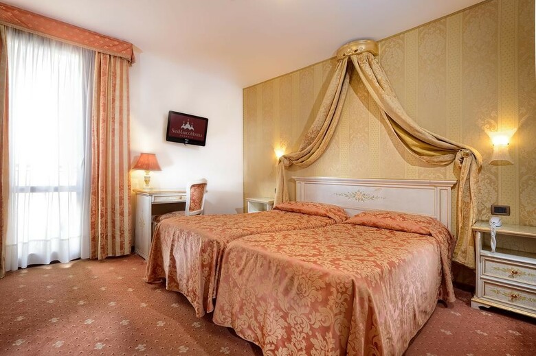 Hotel Ambassador Tre Rose