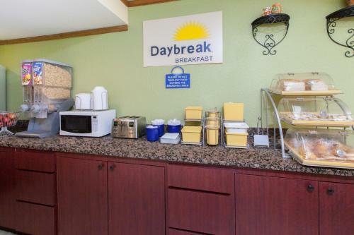 Hotel Days Inn And Suites Madison Heights