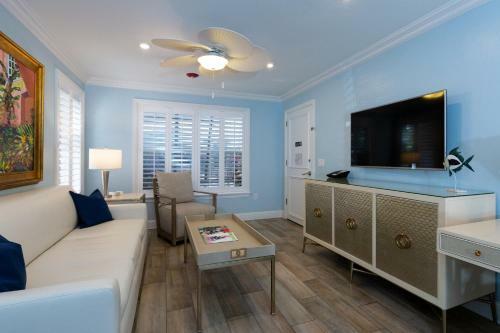 Crane's Beachhouse Hotel & Tiki Bar