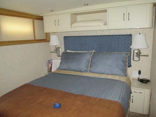 Ocean Romance Dockside Bed & Breakfast Yacht