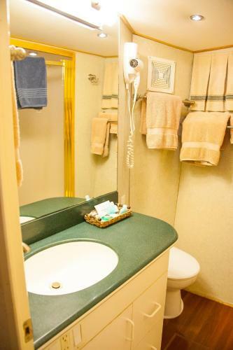 Ocean Romance Dockside Bed & Breakfast Yacht