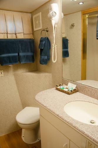 Ocean Romance Dockside Bed & Breakfast Yacht